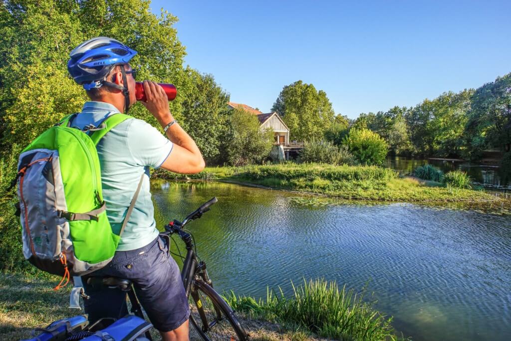 Cyclotouriste en bord de Charente