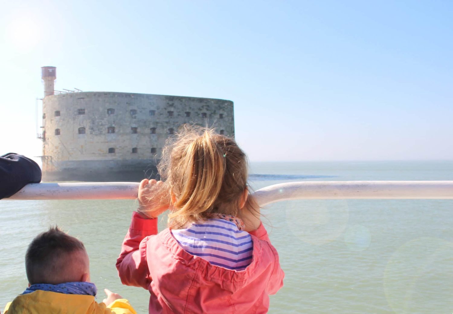 Enfants regardant le Fort Boyard, Charente-Maritime