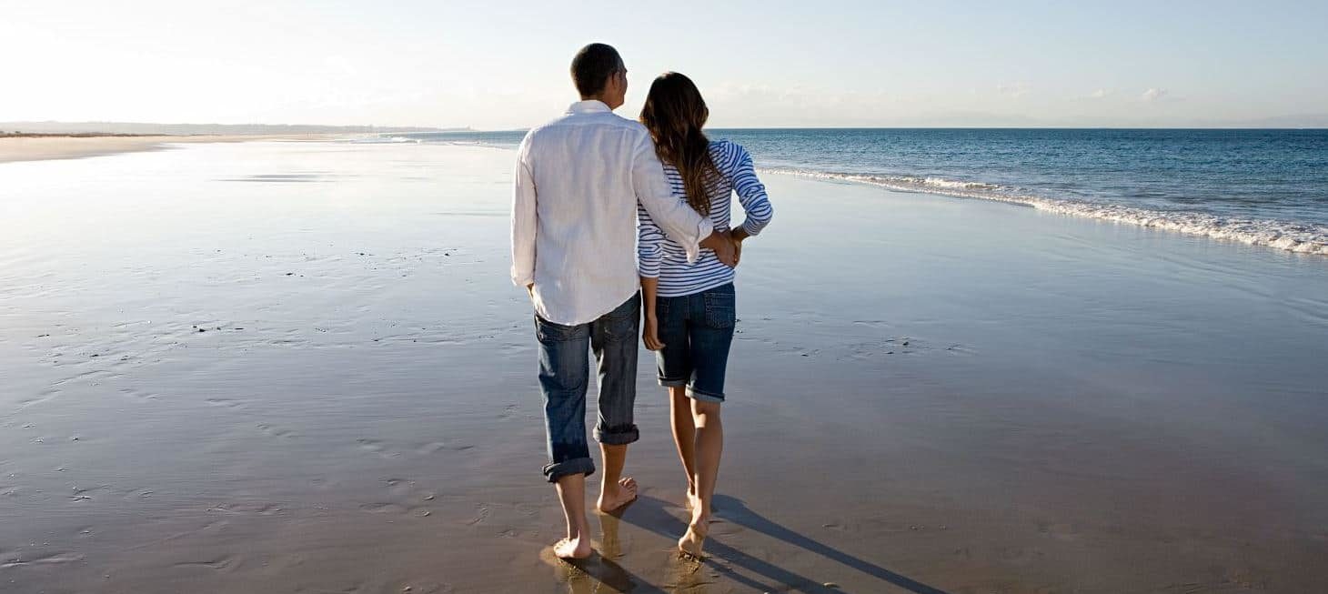 couple sur la plage - week end romantiques charentes